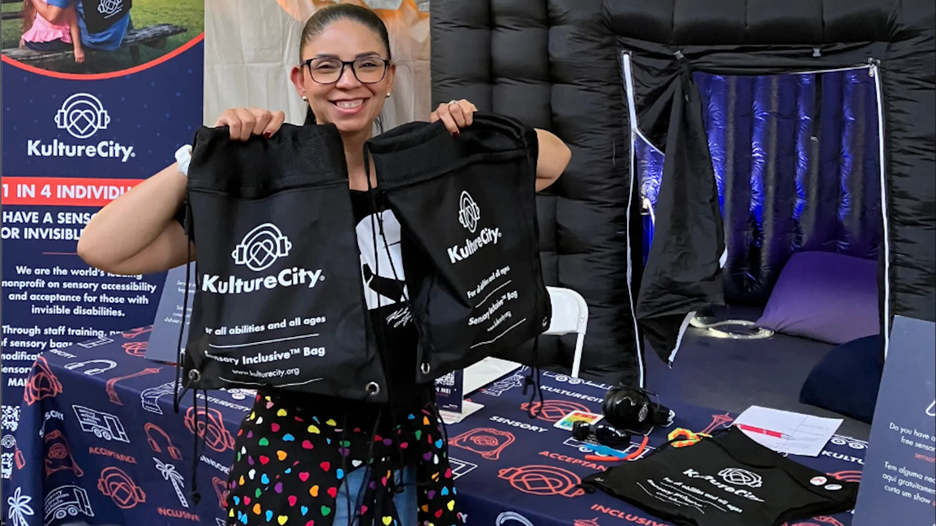 A volunteer woman in a Kulturecity stand